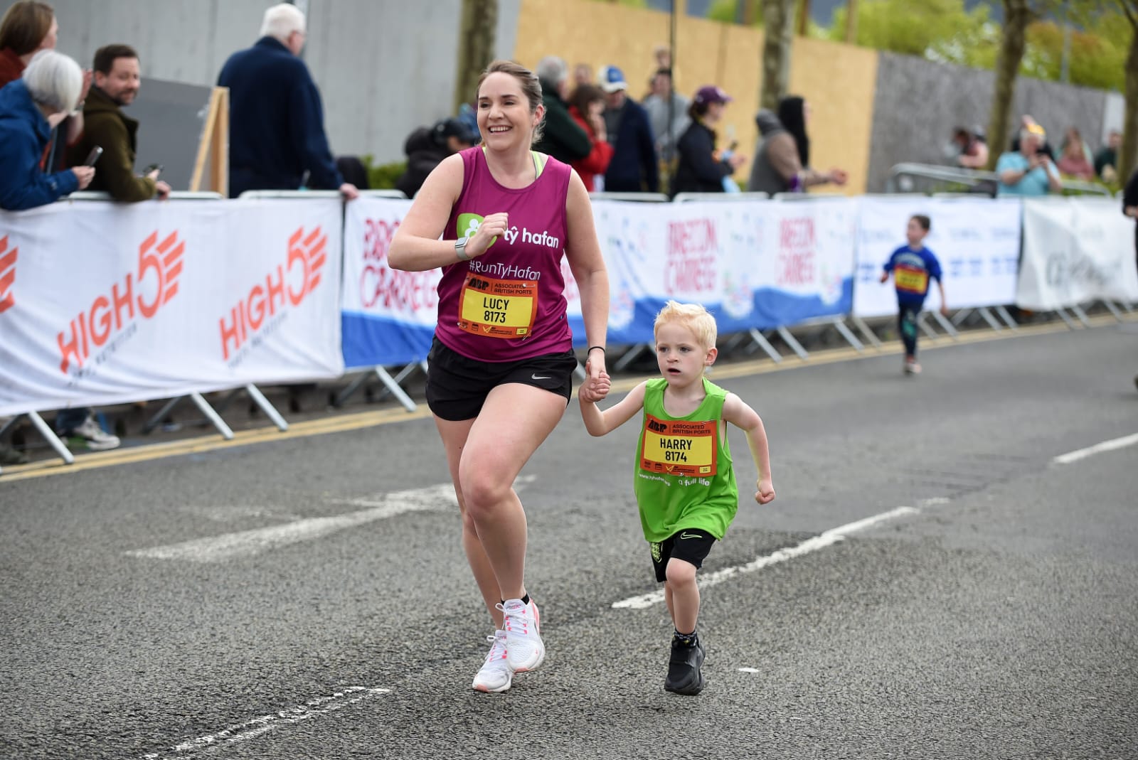 Family fun run runners Newport 2024