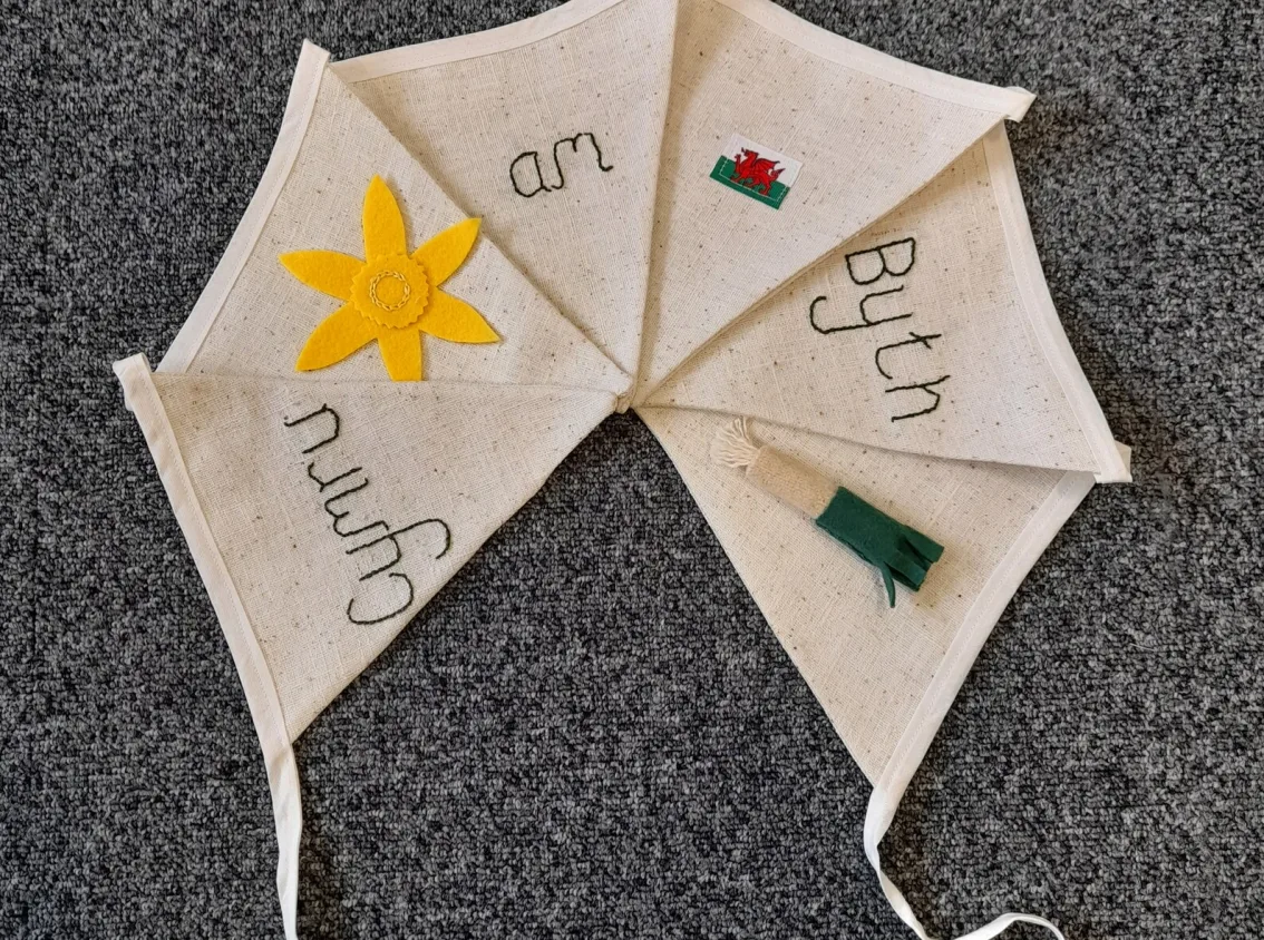 Cymru am byth bunting