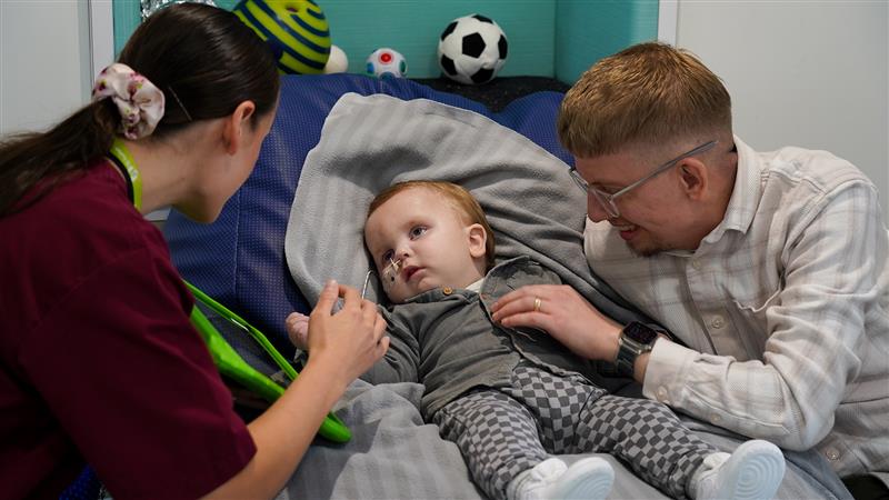 Tŷ Hafan nurse Emma, Talis and dad Ryan